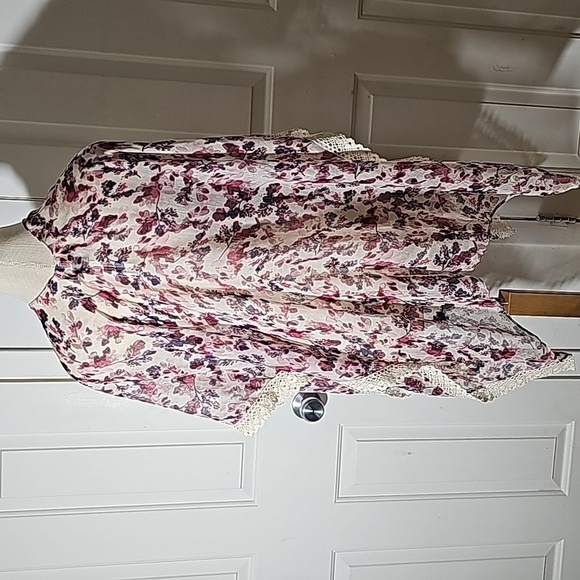 Candor floral with crochet trim shawl. Pinks,‎ purple and burgundy. - Picture 4 of 6